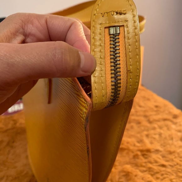 💯 Authentic LV Epi Leather Saint Jacques - Picture 6 of 16